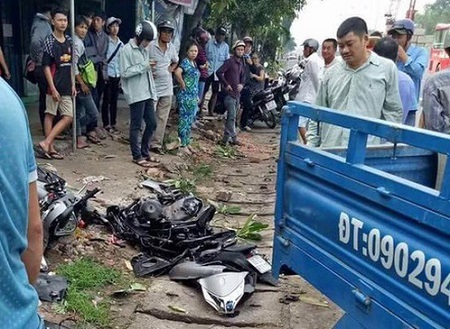 Xe tải phóng nhanh đâm nát xe SH, 2 mẹ con bị thương nặng