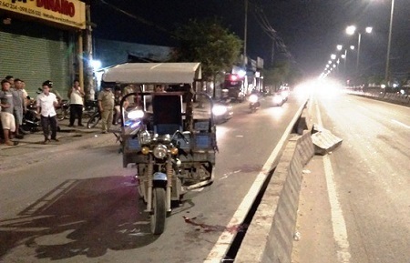 Xe ba gác tông đuôi xe máy, 4 người bị thương