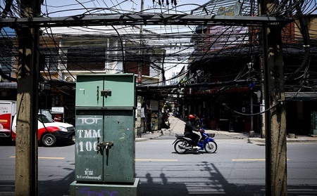 24h qua ảnh: Dây điện chằng chịt như mạng nhện ở Bangkok