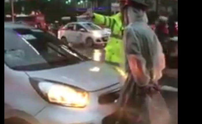 Truy lùng tài xế vượt đèn đỏ, đẩy CSGT để bỏ chạy