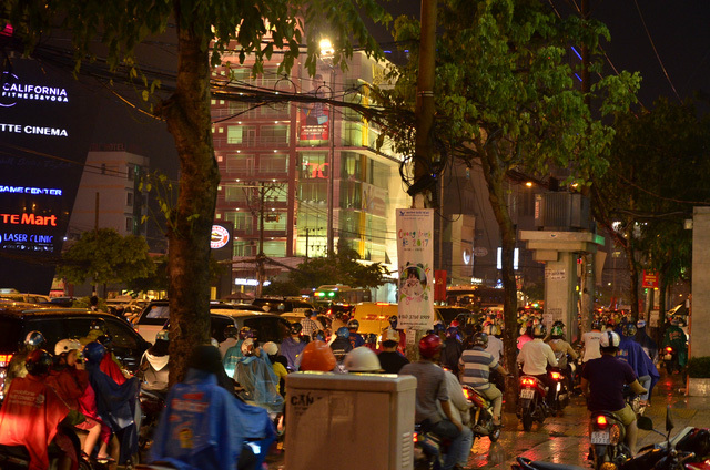 Nhiều tuyến đường TP.HCM ùn tắc nghiêm trọng sau mưa lớn