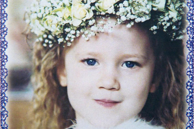 Bố mẹ lặng lẽ khiêng quan tài con mà rỏ lệ: Câu chuyện xúc động sau cái chết của cô bé 4 tuổi