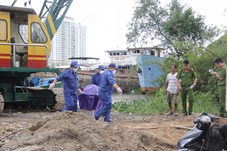 Phát hiện thi thể nam giới lẫn trong đám lục bình