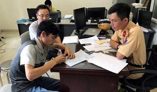 Tước bằng lái 2 tháng đối với tài xế đi vào đường của đoàn xe ưu tiên