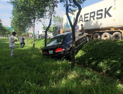 Xe đầu kéo húc văng ô tô con, 3 cha con thoát chết trong gang tấc