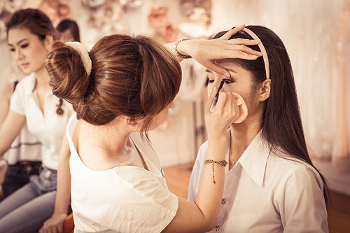 Những góc khuất sau nghề trang điểm cho người nổi tiếng