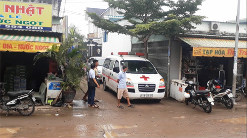 Vợ khóc ngất khi phát hiện chồng tử vong bất thường trong nhà trọ