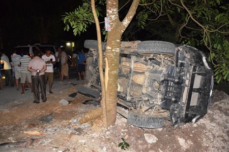 Xe Fortuner phóng nhanh tông thẳng vào gốc cây, 5 người bị thương