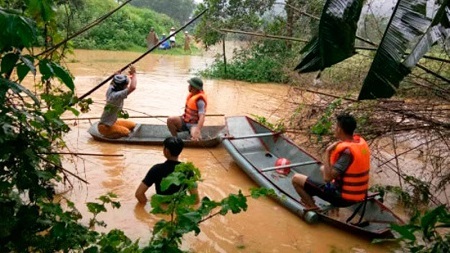Cụ ông bị lũ cuốn mất tích