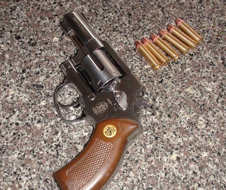 Khống chế kẻ rút súng bắn con nợ vì không đòi được 7 triệu đồng