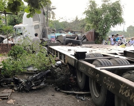 Va chạm liên hoàn trên quốc lộ, hai vợ chồng tử vong