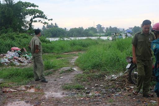 Phát hiện thi thể người đàn ông đội mũ bảo hiểm trôi trên sông