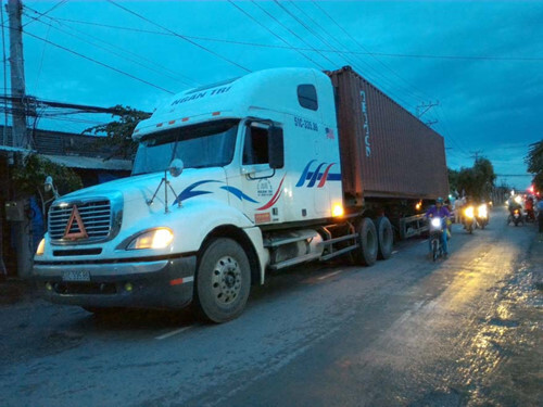 Xe container vượt đèn đỏ, ép xe cảnh sát trên đường bỏ chạy