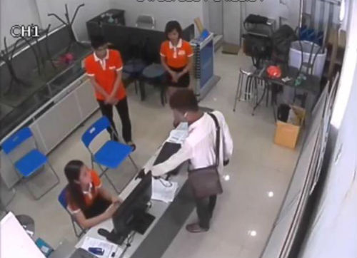 Điều tra hai thanh niên dùng súng lao vào cửa hàng cướp tài sản