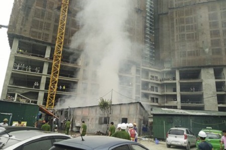 Cháy lớn tại khu lán công nhân, khói đen bốc cao hàng chục mét