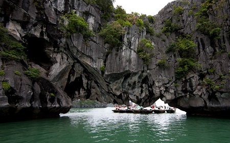 Phát hiện thi thể nam giới đang phân hủy trôi trên vịnh Hạ Long