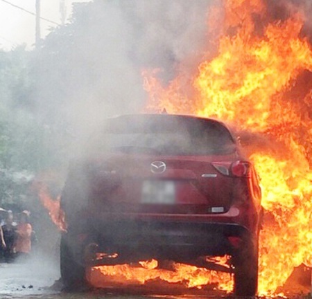 Đỗ cạnh đống rác vừa đốt, xe Mazda CX5 bốc cháy trơ khung