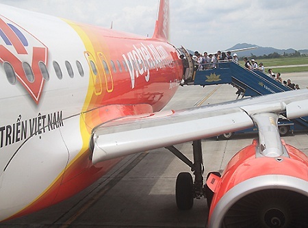 Phát hiện vết cắt ở lốp máy bay trước khi cất cánh