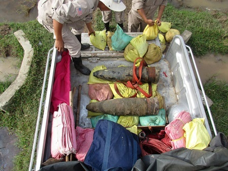 Đào ao cá, phát hiện 2 quả đạn pháo 