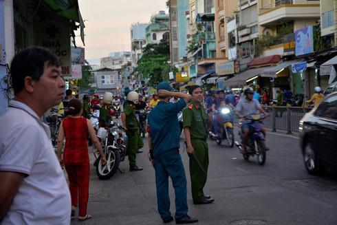 Truy bắt cụ ông 76 tuổi nghi bắn chết người giữa đường