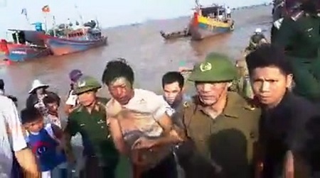 Bắt đối tượng dùng dao chém trọng thương ba bạn thuyền