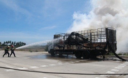 Xe tải bốc cháy trơ khung sắt ngay sát trạm thu phí