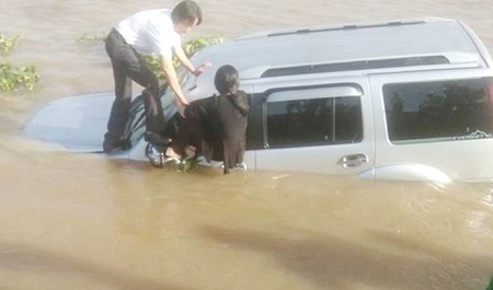 Ô tô 7 chỗ tông chết nhân viên phà Thuận Giang rồi lao xuống sông