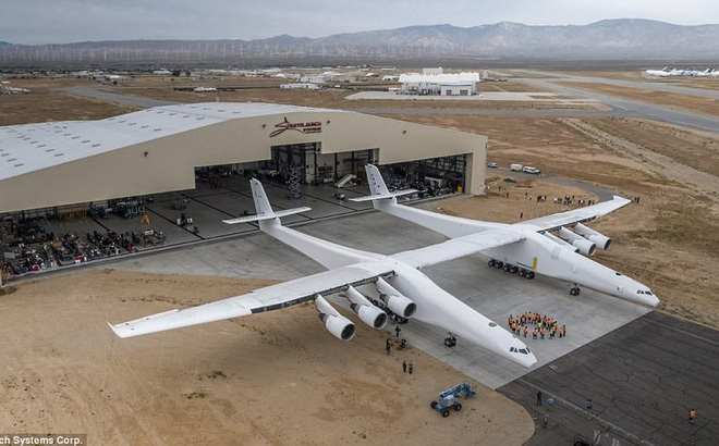 24h qua ảnh: Máy bay lớn nhất thế giới lần đầu tiên lăn bánh trên đường băng