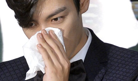 T.O.P trình diện tại sở cảnh sát, một thành viên Big Bang khác cũng bị điều tra