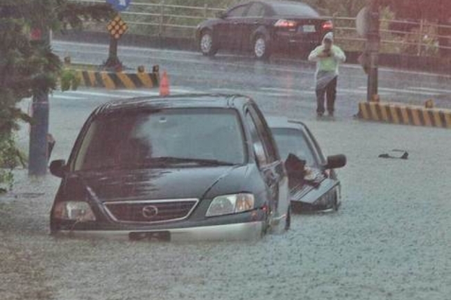 Người dân Đài Loan chật vật đối mặt với ngập úng khắp nơi bởi trận mưa lớn kỷ lục trong 17 năm qua