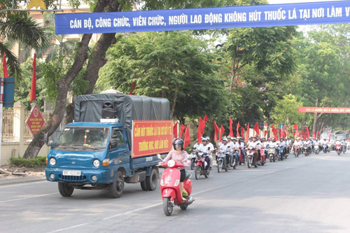 Khánh Hòa và Ninh Bình: Mít tinh hưởng ứng