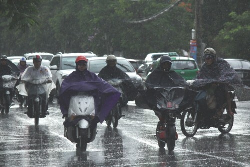 Giữa nắng nóng gay gắt, TP Vinh xuất hiện “mưa vàng” giảm gần 10 độ C