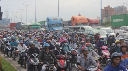 Kẹt xe kinh hoàng từ đêm qua đến chiều nay ở TP. HCM