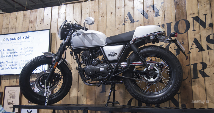 Cận cảnh mẫu xe máy hoài cổ giá 47,9 triệu đồng
