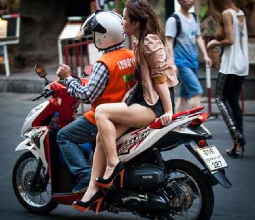 Thiếu tiền xe ôm, cô gái đề nghị được trả nợ theo cách lạ lùng