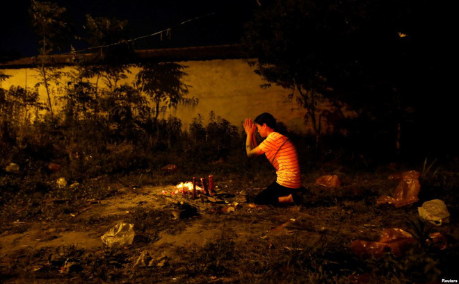 24h qua ảnh: Mẹ thắp hương giữa bãi đất hoang, cầu khấn cho con đỗ đại học ở Trung Quốc