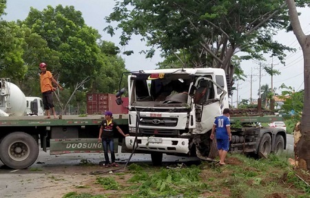 Xe đầu kéo mất lái tông thẳng gốc cây, 2 người kẹt cứng trong cabin