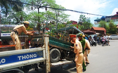 Công an Hà Nội tập trung lực lượng “quét” xe thương binh giả, xử lý bảo kê