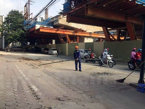 Phát hoảng với ống tuýp sắt dài 3m rơi từ công trình đường sắt trên cao