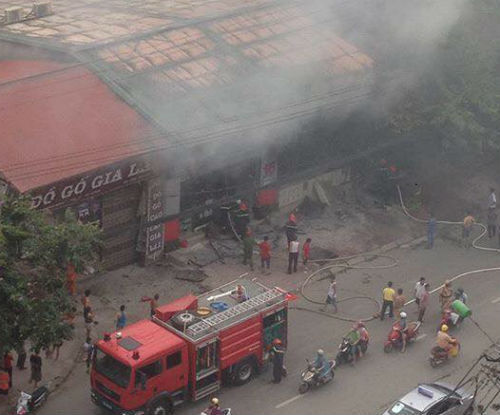 Cháy nhà sách giữa trưa khiến nhiều người tháo chạy