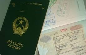 Tạm giữ người nước ngoài dùng hộ chiếu giả, rút gần 700 triệu đồng