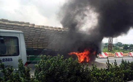 Xe container bốc cháy dữ dội, cao tốc ùn tắc nhiều giờ