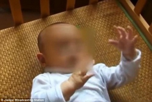 Cha rao bán con 2 tháng tuổi lấy tiền mua điện thoại và quần áo cho nhân tình