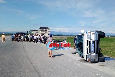 Xe Fortuner tông xe CSGT rồi lao xuống ruộng