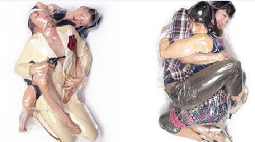 Bộ ảnh cưới độc - lạ và mạo hiểm của cặp đôi ôm nhau trong túi ni lông rút hết oxy