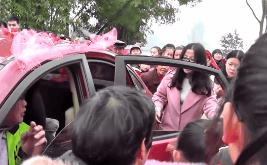 Sự thật phía sau đoạn video cô dâu bị chú rể lôi khỏi xe hoa một cách thô bạo ngay trong đám cưới