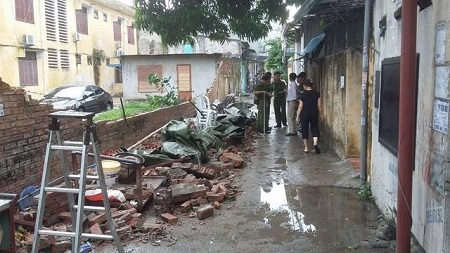 Mưa to gây đổ tường, 2 người thương vong