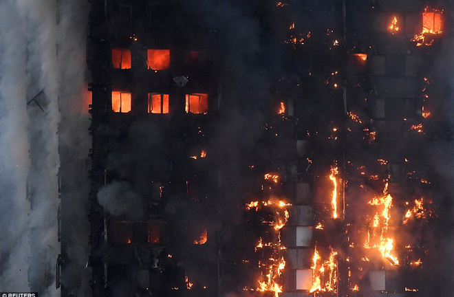 Bàng hoàng hình ảnh tòa tháp 27 tầng ở London sau khi ngọn lửa thui rụi