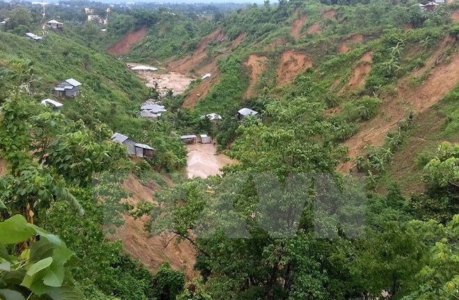Mưa lớn gây lở đất chôn vùi hàng trăm người ở Bangladesh