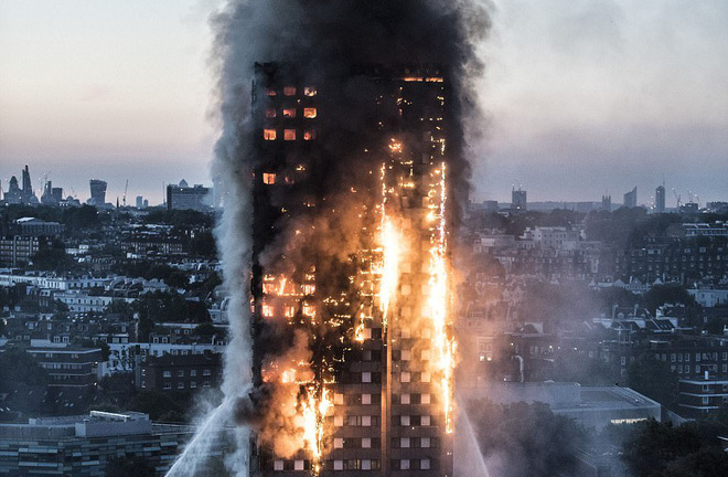 Hình ảnh những thi thể đầu tiên được đưa ra khỏi tòa tháp 27 tầng sau vụ cháy